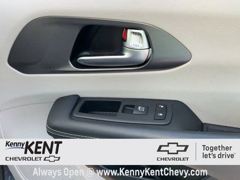 Used 2023 Chrysler Pacifica Touring-L image 17