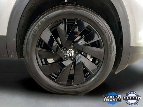 Used 2025 Volkswagen Atlas Cross Sport SE w/ Black Wheel Package image 27