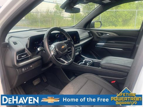 Used 2025 Chevrolet Traverse LT FWD image 11