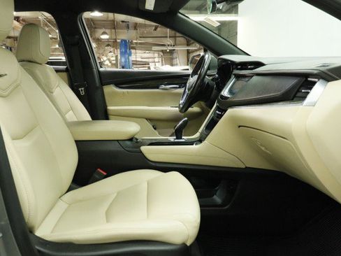 Used 2019 Cadillac XT5 FWD image 22