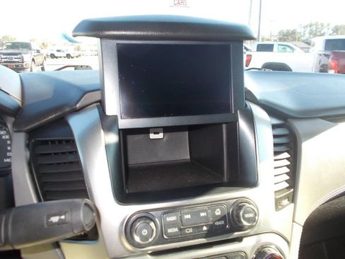 Used 2018 Chevrolet Suburban LT image 27