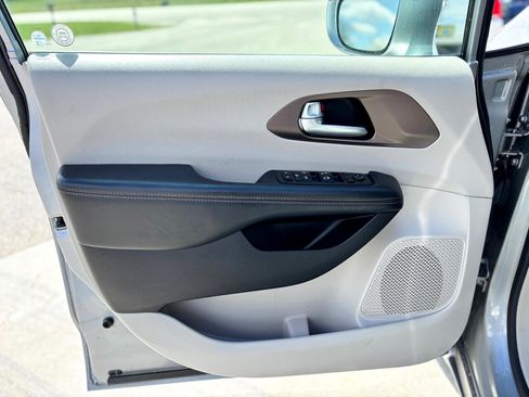 Used 2018 Chrysler Pacifica Touring-L image 19