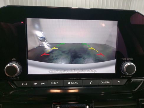 Used 2025 Nissan Pathfinder SV image 24