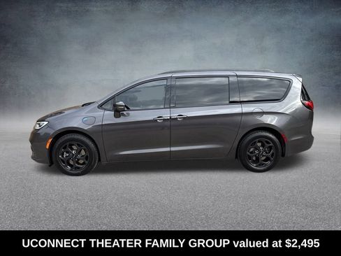 Used 2021 Chrysler Pacifica Limited w/ Uconnect Theater Family Group image 2