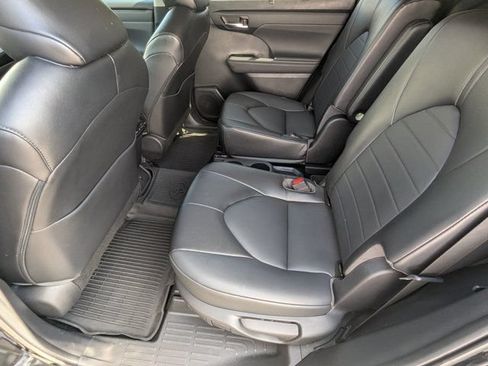 Used 2022 Toyota Highlander XLE FWD image 18