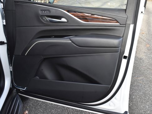 Used 2023 Cadillac Escalade ESV Luxury image 32