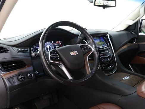 Used 2019 Cadillac Escalade ESV Luxury AWD/4WD image 13