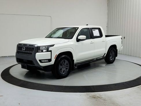 Used 2025 Nissan Frontier SV w/ SV Convenience Package image 3