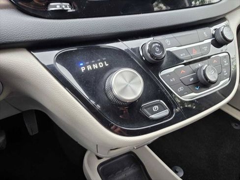 Used 2020 Chrysler Voyager Lxi FWD image 32
