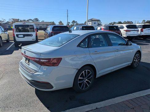 Used 2025 Volkswagen Jetta SE image 6