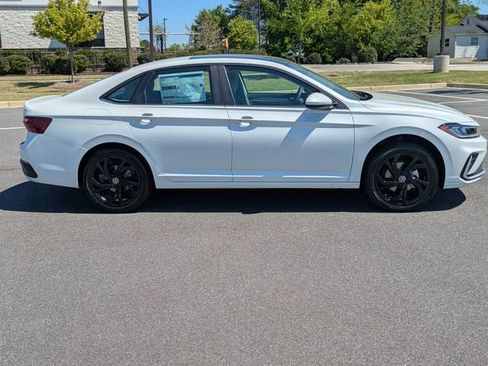 New 2026 Volkswagen Jetta SE FWD image 3
