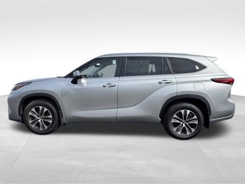 Used 2023 Toyota Highlander XLE AWD/4WD image 5