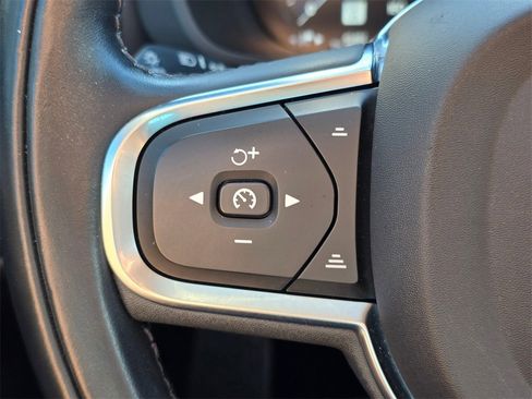 Used 2021 Volvo XC60 T5 Momentum w/ Advanced Package image 32