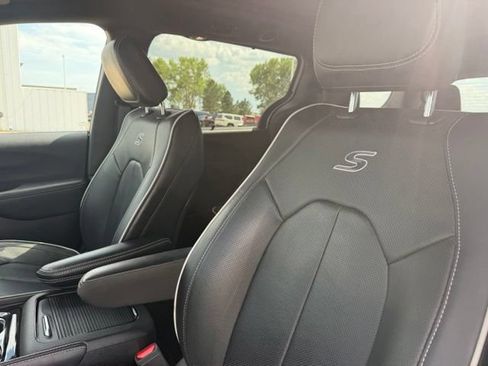 Used 2025 Chrysler Pacifica Limited FWD image 19