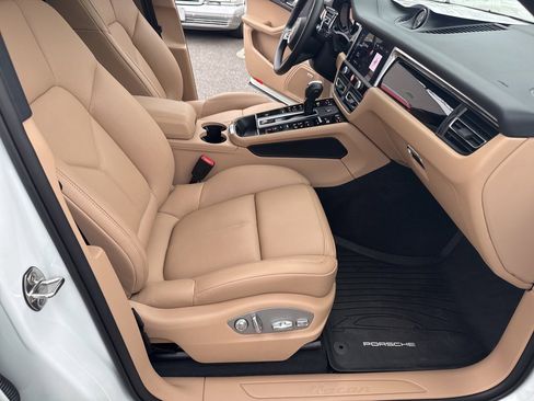 Used 2025 Porsche Macan image 36