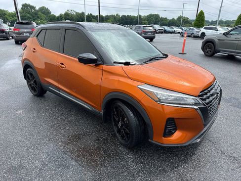 Used 2022 Nissan Kicks SR w/ Premium Package FWD image 3