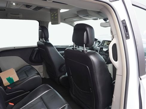 Used 2015 Chrysler Town & Country Touring-L w/ Driver Convenience Group image 13