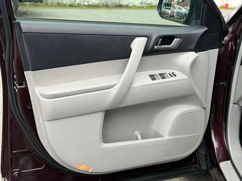 Used 2013 Toyota Highlander Plus AWD/4WD image 13