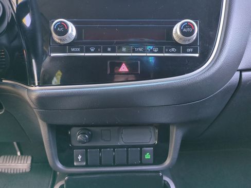 Used 2020 Mitsubishi Outlander ES image 11