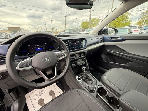 Used 2023 Volkswagen Taos SE w/ Panoramic Sunroof Package AWD/4WD image 2
