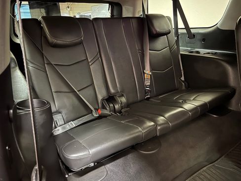 Used 2018 Cadillac Escalade ESV Luxury image 40
