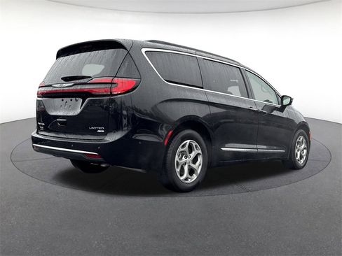 Used 2023 Chrysler Pacifica Limited image 5