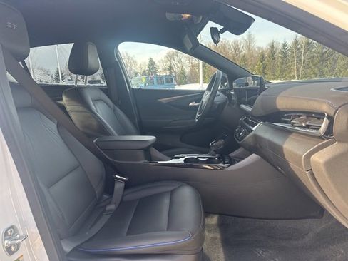 Used 2025 Buick Envista Sport Touring image 19