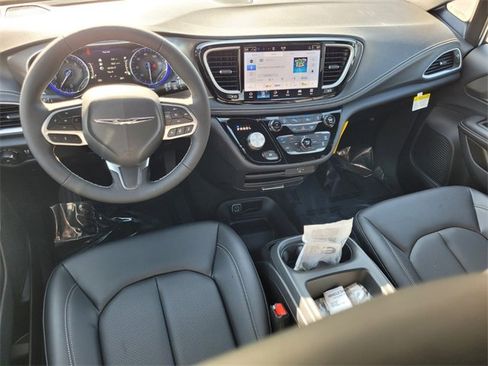 New 2026 Chrysler Pacifica Select image 9