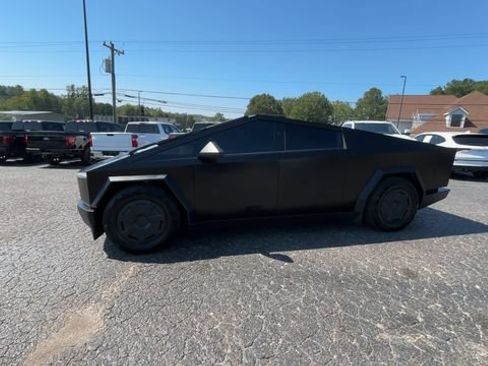 Used 2025 Tesla Cybertruck AWD Crew Cab image 7