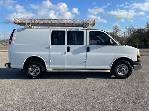 Used 2014 GMC Savana 2500 RWD image 2