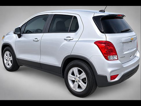 Used 2019 Chevrolet Trax LS w/ Tint and Cruise Package FWD image 4