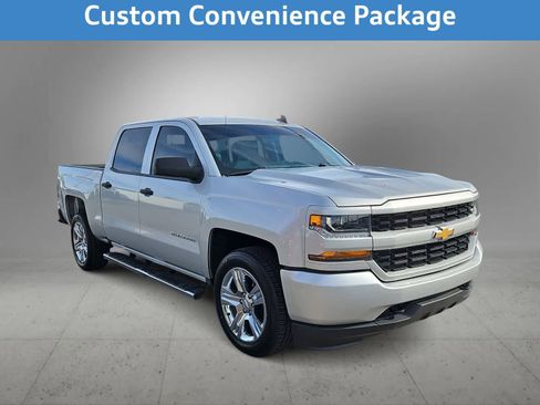 Used 2018 Chevrolet Silverado 1500 Custom w/ Custom Value Package image 3