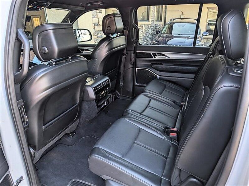 Used 2025 Jeep Wagoneer Series II w/ 8-Passenger Seating Package AWD/4WD image 26