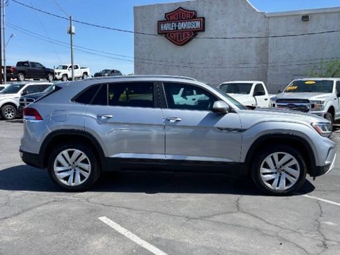 Used 2021 Volkswagen Atlas Cross Sport SE w/ Panoramic Sunroof Package FWD image 2