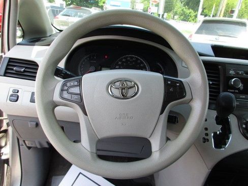 Used 2014 Toyota Sienna LE AWD/4WD image 19