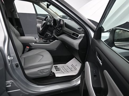 Used 2023 Toyota Highlander XLE image 25