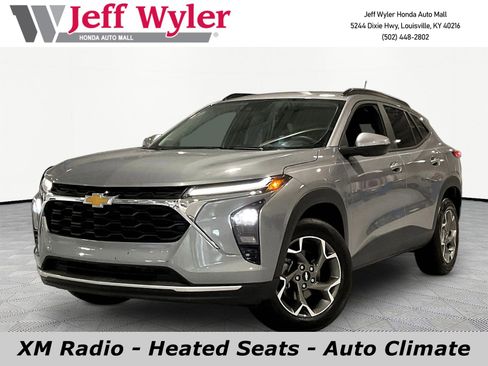 Used 2025 Chevrolet Trax LT FWD image 1
