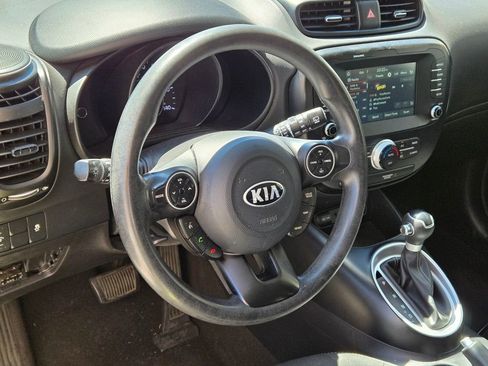 Used 2018 Kia Soul + image 9