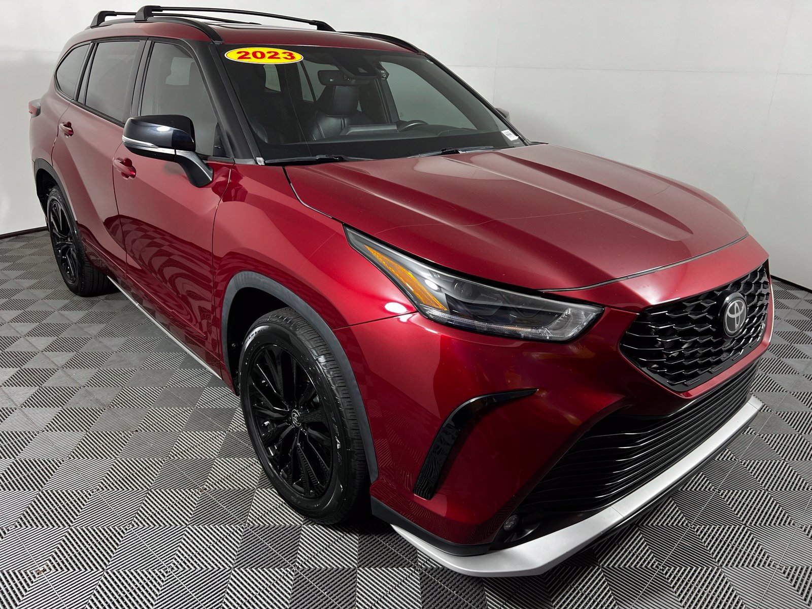 Used 2023 Toyota Highlander XSE AWD/4WD image 3