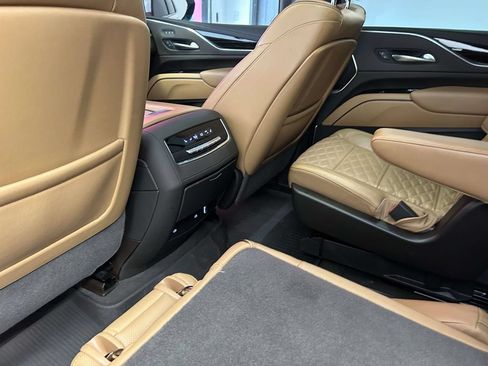 Used 2023 Cadillac Escalade Premium Luxury AWD/4WD image 19