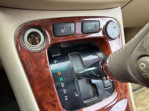 Used 2004 Toyota Highlander Limited image 21