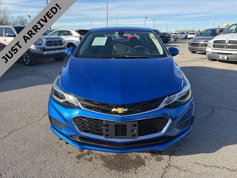 Used 2017 Chevrolet Cruze LT w/ Convenience Package image 2