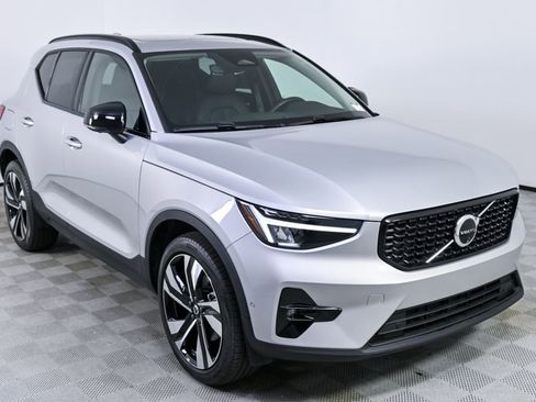 Used 2025 Volvo XC40 B5 Plus image 27