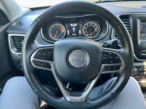 Used 2019 Jeep Cherokee Latitude w/ Cold Weather Group image 10