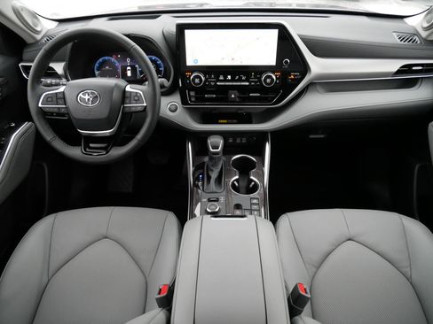 Certified 2026 Toyota Highlander Platinum image 10