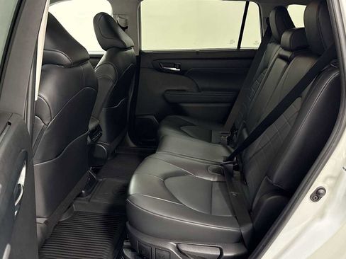 Certified 2022 Toyota Highlander XLE image 25