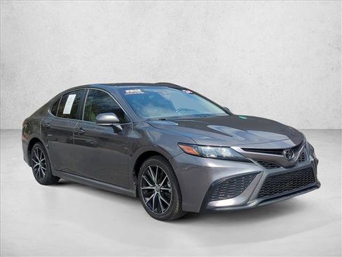 Used 2024 Toyota Camry SE image 3