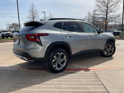 Used 2025 Chevrolet Trax LT image 6
