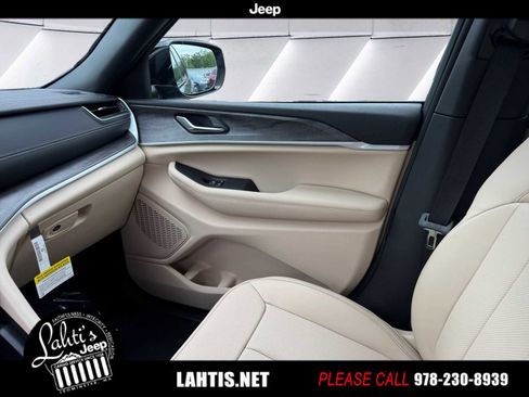 New 2025 Jeep Grand Cherokee Limited w/ Luxury Tech Group II image 14