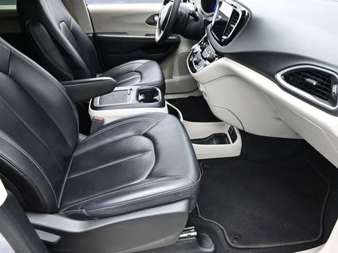 Used 2024 Chrysler Pacifica Touring-L image 7